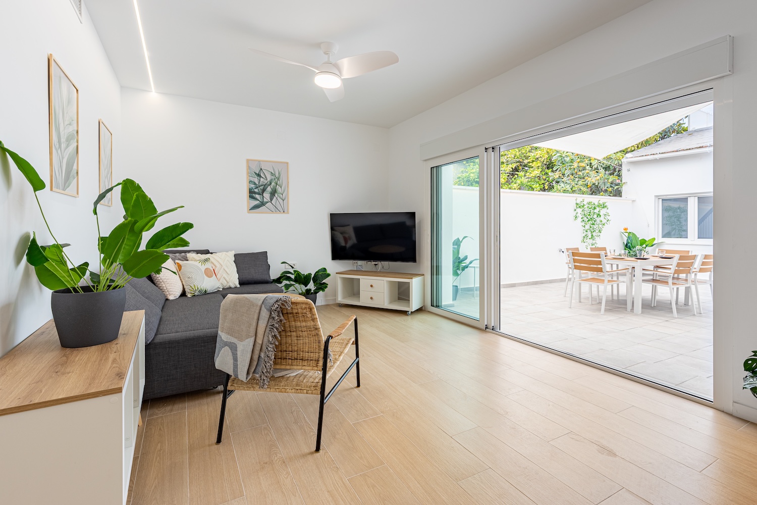 Living Vistabella — salón con salida al patio