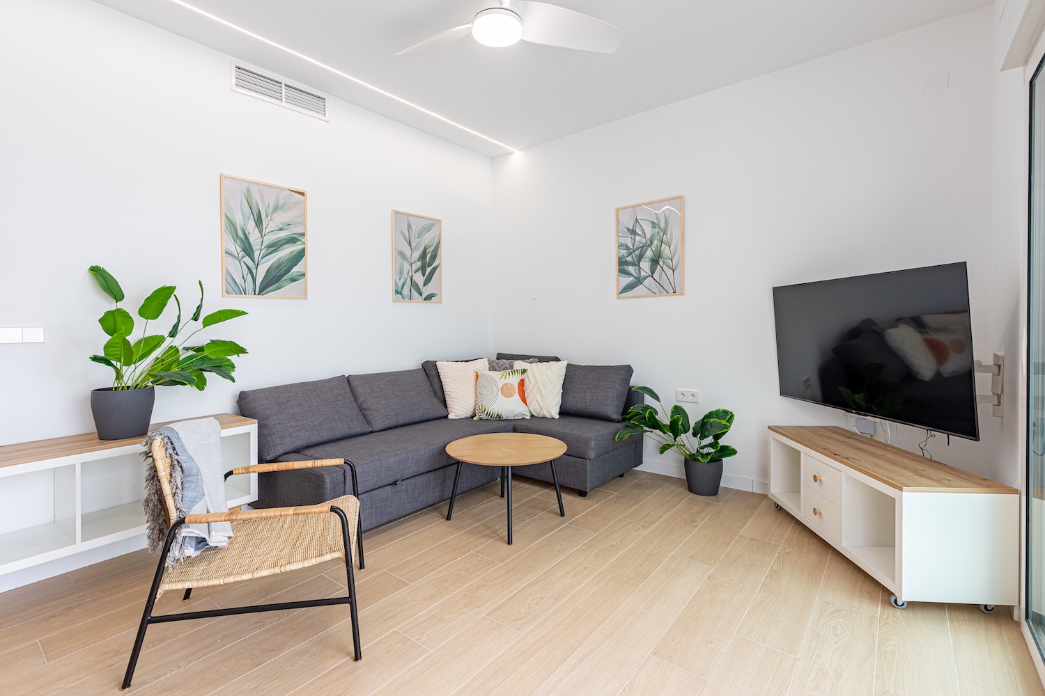 Salón con sofá y TV