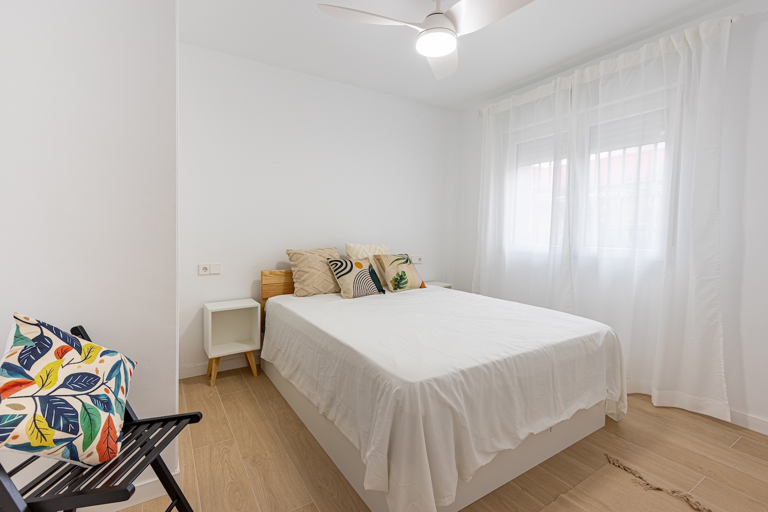 Dormitorio con ventana